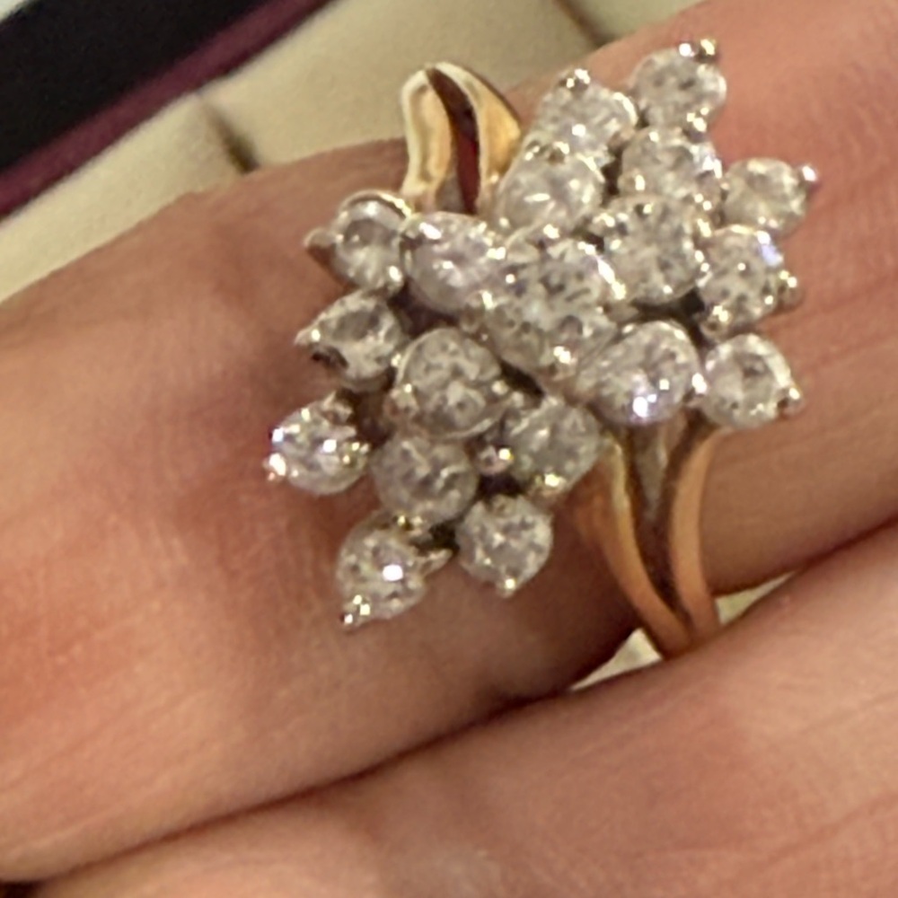 Elegant Gold and Diamond Cluster Ring
